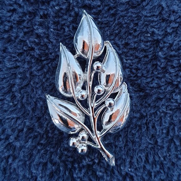 Vintage Sarah Coventry Silver-Tone Leaf Brooch – Like New! - Picture 6 of 10
